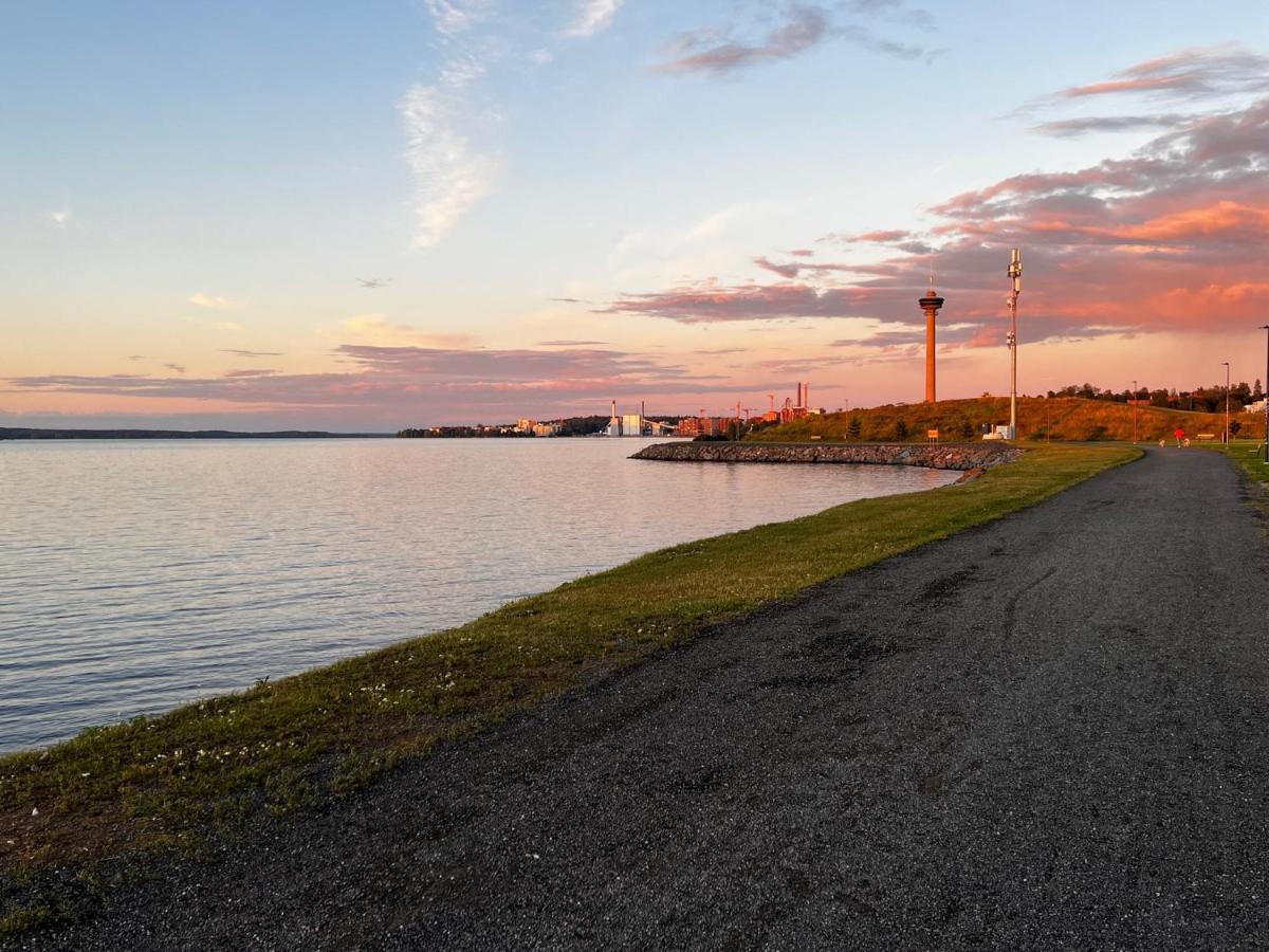 Uusi Upea Asunto Jaervinaekoealalla Ja Autohallilla Tampere Buitenkant foto