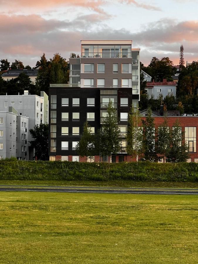 Uusi Upea Asunto Jaervinaekoealalla Ja Autohallilla Tampere Buitenkant foto