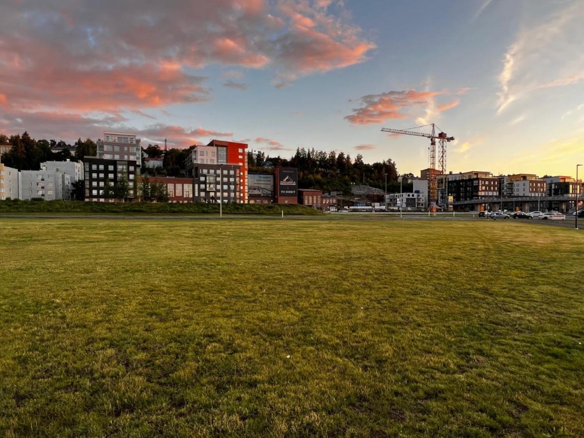 Uusi Upea Asunto Jaervinaekoealalla Ja Autohallilla Tampere Buitenkant foto